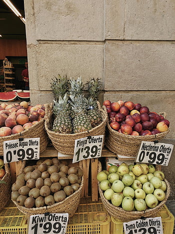 ovoce, koše, hnědé betonové zdi, Závalný stánek na trhu, Barcelona, ​​Španělsko, čerstvé ovoce, trhu, kiwi, ananas, nektarinka, jablko