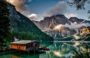 zrcadlové jezero, dřevěný dům, pohoří, Rustikální loděnice, klidné jezero, Ohromující odrazy, Uprostřed jezera, s výhledem na hory, fotografování přírody, scénické krajiny, Alpská krása
