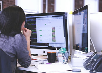 Žena používající iMac, imac, počítač, lavice, kancelář, pracovního prostoru, kódování, vývoj webových aplikací, duální monitory, pracovní, produktivita