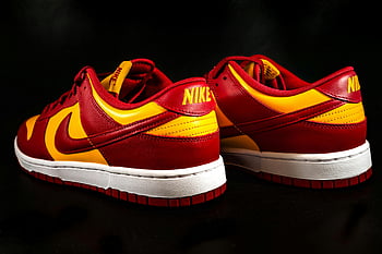 Nike Dunk Low, røde og gule joggesko, svart bakgrunn, moteentusiaster, nærbilde, Stilige joggesko, nike sneakers, lavt sneakers, Sneaker -entusiaster, røde sneakers, Gule joggesko