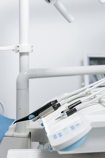 dentální nástroje, stomatologické vybavení, detailní fotografie, sterilní zubní zařízení, Moderní nastavení kliniky, Postupy péče o zuby, zubní klinika, dentální hygiena, zubní postupy, zubní technologie