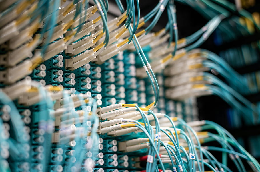 konektor přepínače ical, modré optické kabely, datové centrum, připojení zařízení, síťové kabely, optická vlákna, datová infrastruktura, serverovna, Síťové vybavení, správy kabelů, telekomunikací