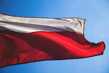 polská vlajka, vlnící se, vítr, detail, mávání, jasné modré nebe, patriotismus, národní hrdost, červená a bílá, Polsko, vlajka