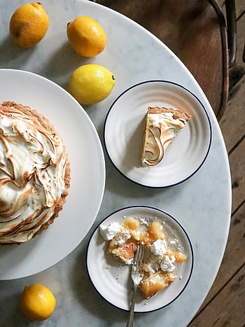 koláč citron meringue, dortík, sněhová pusinka, čerstvé citrony, mramorový stůl, Domácí dezert, plátek koláče, desky, Vidlička, Lahodné, porce
