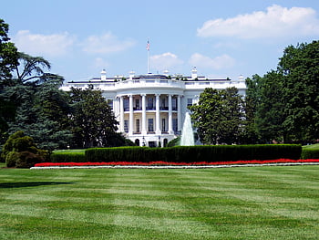 witte Huis, weelderige tuinen, centrale fontein, zonnige dag, iconische weergave, Washington DC, Presidentiële residentie, Amerikaanse vlag, groen gazon, rode bloemen, bomen