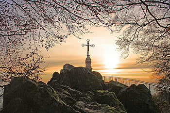 Kříž na vrcholu skály, pohled na východ slunce, Rocky Summit, stromy, podmanivý východ slunce, přírodní krajina, venkovní scenérie, náboženský symbol, pohled, vrcholek hory