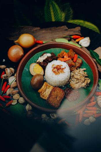 Indonéský Nasi Campur, rýže, vejce, tempeh, sambal, čerstvé koření, talíř jídla, indonéské kuchyně, tradiční jídlo, vynikající jídlo, fotografování potravin