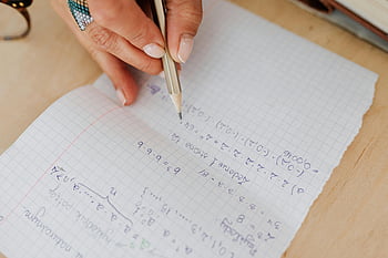 osoba psaní, bílý papír, matematické rovnice, rukopis, mřížkový papír, tužka, učení se, vzdělání, studie, matematické problémy, domácí práce