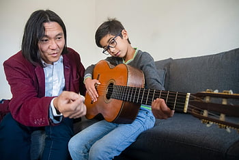 profesor de muzică, băiat, chitara acustica, lecție interioară, chitara, educație muzicală, moment de predare, îndrumare muzicală, instrument acustic, învățând muzică, Setare interioară