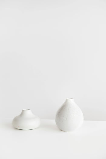 białe wazony ceramiczne, minimalistyczny wystrój, nowoczesny wystrój, biała powierzchnia, eleganckie wazony, puste tło, wazony ceramiczne, minimalistyczny design, nowoczesne wazony, białe wazony, Minimalistyczne wazony