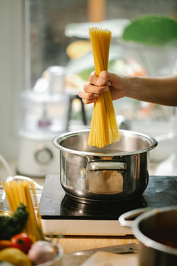spaghetti, saucepan, modern kitchen, cooking, pasta, hand, stove, food preparation, kitchen appliances, cooking process, chef