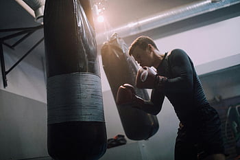 boxer školení, boxovací pytel, tělocvična boxu, mužský boxer, intenzivní trénink, Dobře osvětlená tělocvična, Boxové cvičení, zdatnost, sportovní, atletický, boxerské vybavení