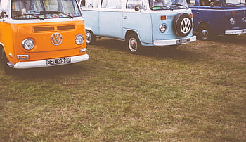 kabina oranžová volkswagen, Vintage Volkswagen Vans, oranžová dodávka, modrá dodávka, Navy Van, zaparkované na trávě, travnaté hřiště, klasická auta, volkswagen vozidla, Venkovní displej, Retro vozidla