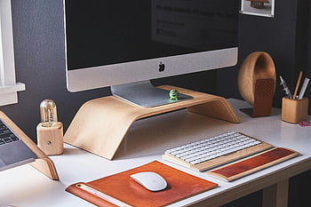 kikapcsolt ezüst imac, karcsú, modern íróasztal, szervezett munkaterület, fából készült kiegészítők, otthoni munkavégzés, számítógép beállítása, asztali szervezet, minimalista munkaterület, iMac asztali beállítás, faasztal -kiegészítők, modern irodai íróasztal