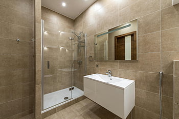 modern banyo, cam duş, seramik karolar, duvar aynası, zarif tasarım, Duş, Lavabo yakınında, büyük karolar, çağdaş banyo, beyaz lavabo, minimalist tasarım