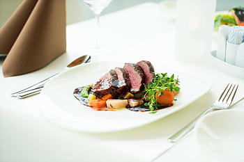 nakrájený steak, hovězí steak, zelenina, omáčka, dobré jídlo, deska, prezentace, steak jídlo, Nastavení jídla, gurmánské jídlo, Steak talíř