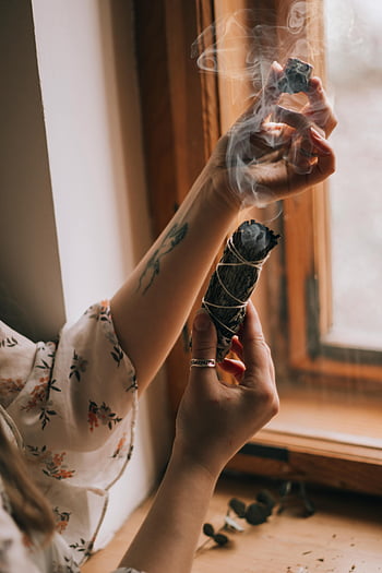 žena, ruce, hořící, palo santo, dřevo, rozmazání hůl, aromaterapie, uklidňující scéna, poblíž okna, přírodní prostředky, relaxace