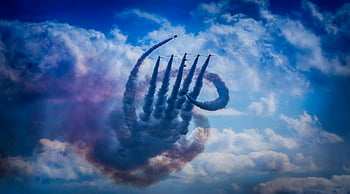 formazione aeronautica, piste di fumo, spettacolo aereo, cielo blu, display accattivante, aerei in formazione, schemi di fumo, prestazione aerea, Acrobazie Sky, evento aeronautico, sfondo di nuvole