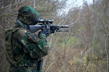 maskovací armádní uniformu, voják zamíření pušky, husté lesní nastavení, Scéna denního světla, vojenské vybavení, Venkovní vojenská aktivita, maskovací uniforma, puška v lese, Voják v maskování, vojenský výcvik, lesní vojenská operace