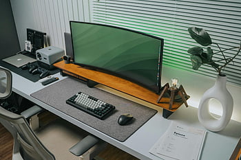 事務机、 モニター、 キーボード、 技術ガジェット、 生産性、 なめらかな机、 机の装飾、 コンピューターのセットアップ、 ワークスペース、 近代的なオフィス、 デスク組織