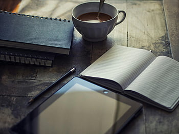 kávový šálek, notebook, tableta, dřevěný stůl, Útulný pracovní prostor, nastavení pracovního prostoru, Káva poblíž knihy, fotka pracovního prostoru, Kávový pracovní prostor, Pracovní prostor notebooku, TABLET PRACOVNÍ SPACE