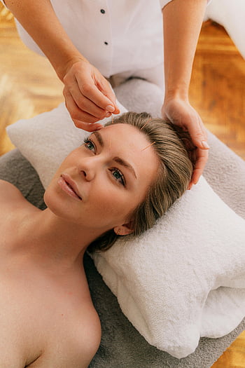 akupunktura, ošetření obličeje, žena, masážní stůl, Nastavení lázní, klidný, jehly, Akupunktura obličeje, Kosmetická terapie, relaxace, wellness