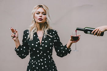 selbstbewusste Frau, Weinglas, Zigarette, schicke Frau, Wein genießen, Rauchen, moderner Lebensstil, Eleganz, Polka Dot Kleid, Rotwein, Wein einschenken
