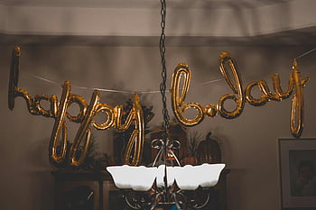 Mutlu Bday Balons, altın balonlar, kapalı parti dekoru, şenlikli balonlar, Doğum Günü Partisi Temaları, duvar dekorları, Mutlu Yıllar Süslemeleri, parti süsleri, Altın Balon Harfleri, İç mekan doğum günü partisi, Şenlikli Dekor