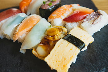 tradiční japonské sushi, syrové ryby, čerstvé sushi, Břidlicová deska, Krásně prezentované, různé sushi, kousky sushi, japonská kuchyně, odrůdy sushi, sushi talíř, sushi sortiment