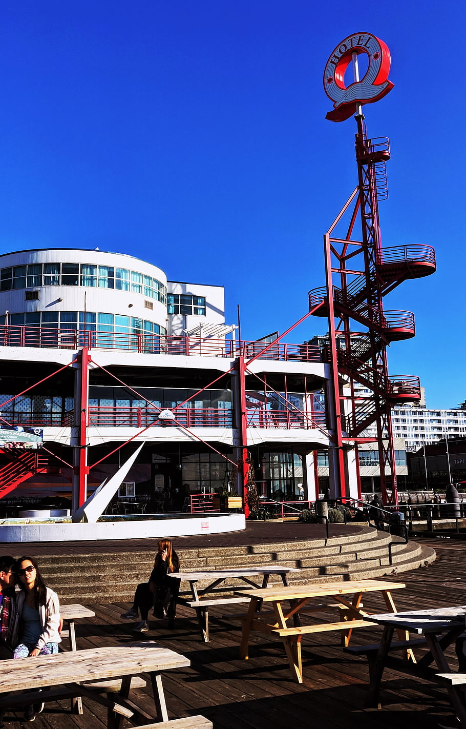 Lonesdale Quay, venkovní posezení, piknikové stoly, točité schodiště, nábřeží, čisté nebe, moderní architektura, červené zábradlí, slunečný den, městském prostředí, oblast nábřeží