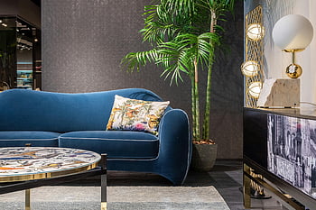 niebieska sofa, nowoczesny salon, Pluszowa sofa, Stylowe oświetlenie, Gustowny wystrój, przytulny salon, Współczesne meble, poduszki dekoracyjne, rośliny doniczkowe, Złote akcenty, marmurowy stół
