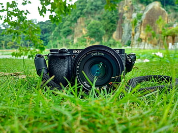 Black Sony DSLR, Čočka Carl Zeiss, zelená tráva, hnědá hora, živá zeleň, fotografování přírody, venkovní kamery, sony fotoaparát, carl zeiss, dslr fotoaparát, travnaté hřiště