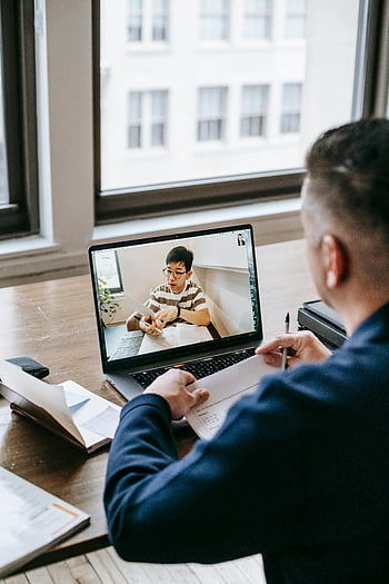Videokonferenz, Online-Meeting, Professionel, Kollege, Holztisch, Laptop, Heimarbeit, Büroeinstellung, virtuelles Treffen, Unternehmenskommunikation, Arbeitsplatz