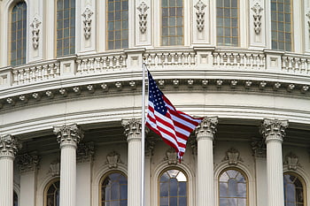 bandiera americana, capitale degli Stati Uniti, Washington DC, edificio in cemento bianco, bandiera sventolante, avvicinamento, dettagli architettonici, edificio governativo, simbolo nazionale, punto di riferimento storico, Patriottismo americano