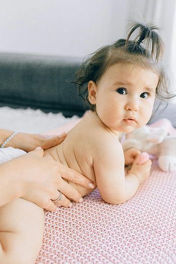 roztomilé dítě, masáž dítěte, Měkká růžová přikrývka, Indoor Baby Photo, Uklidňující masáž, dítě na přikrývce, dítě uvnitř, péče o dítě, dětská relaxace, dětská wellness, dětské pohodlí