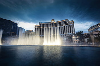 bellagio fontána, las vegas panorama, soumrak, bílá betonová budova, kašna, Kultovní Las Vegas, dechberoucí výhled, večerní scéna, panoráma města, architektonické mezník, fontána show