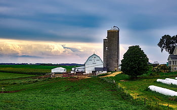 Wisconsin krajina, Tradiční farma, stodola, silo, dramatický západ slunce, zatažená obloha, klidný pohled, venkovské krajiny, zelená pole, hospodářských budov, dramatické nebe