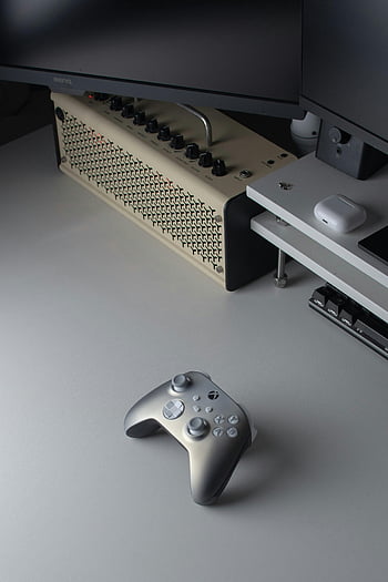 Podložka pro herní konzoli Xbox, Elegantní nastavení her, Moderní herní nastavení, Console Controller, Technologické příslušenství, minimalistické nastavení, herního zařízení, herní příslušenství, nastavení stolu, herní stůl, Minimalistický stůl