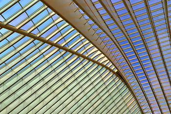 střecha z čirého skla, rámy z šedé oceli, Moderní architektonický strop, skla a oceli, futuristický design, složité vzory, architektonický design, moderní architektura, skleněný strop, ocelová struktura, Architektonické vzory