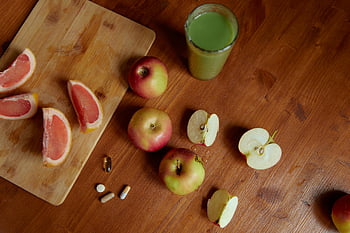 pamplemousse, pommes, des pilules, boisson verte, table en bois, santé, fruits tranchés, vue de dessus, mode de vie sain, fruits et pilules, jus vert
