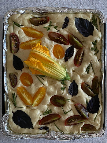 focaccia, ψημένα αγαθά, λαχανικά, ντομάτες, βότανα, κολοκυθάκι άνθος, αλουμινόχαρτο, Ιταλικό ψωμί, χειροποίητο ψωμί, φρέσκα υλικά, υγιεινή διατροφή