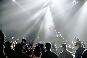 DJ 공연, 활기찬 나이트 클럽, 군중을 즐기고 있습니다, 생생한 분위기, 콘서트 모임, 춤추는 사람들, 무대 조명, 음악 행사, 나이트 라이프 장면, 파티 분위기, 클럽 공연
