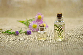 aceites esenciales, botellas de vidrio transparente, Flores frescas, Tela de arpillera, aroma natural, botellas de vidrio con líquidos, botellas de aceite esenciales, arreglo floral, entorno natural, aromaterapia, esencia de hierbas