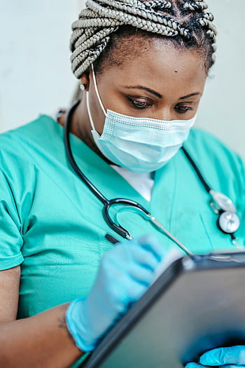 sykepleier, maske, hansker, Gjennomgå dokumenter, utklippstavlen, klinikkinnstilling, Medisinsk fagperson, stetoskop, helsepersonell, medisinsk undersøkelse, pasientbehandling