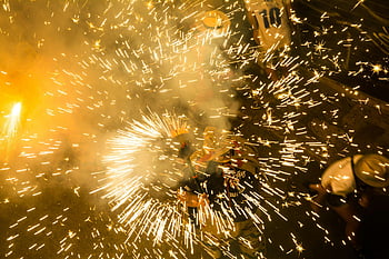 ohňostroj, Vibrující noční festival, barevné ohňostroje, oslava, noční oslava, prskavky, Festivalová světla, noční akce, Slavnostní atmosféra, Oslava ohňostroje, noční ohňostroj