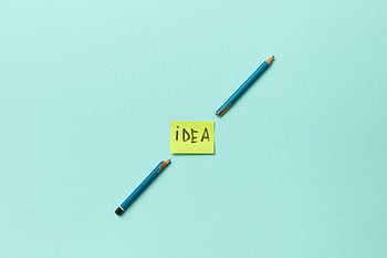 lápis quebrados, notas adesivas, idéia, fundo azul, Foto conceitual, ideia de palavra, conceito criativo, inspiração, Ferramentas de Escrita, material de escritório, design minimalista