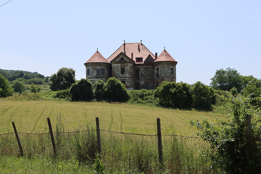 Hrad Pekry-Radak, Ozd, 17. století, opuštěný, Státní majetek, revitalizace, Bonus Pastor Foundation, terapeutické centrum, Víceúčelové centrum, zelené pole, plot