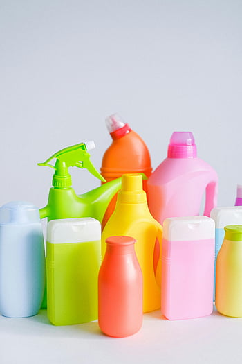 productos de limpieza, botellas, contenedores surtidos, Fondo blanco, colección vívida, botella de spray, detergente, limpieza del hogar, botellas de colores, contenedores de plástico, productos de higiene