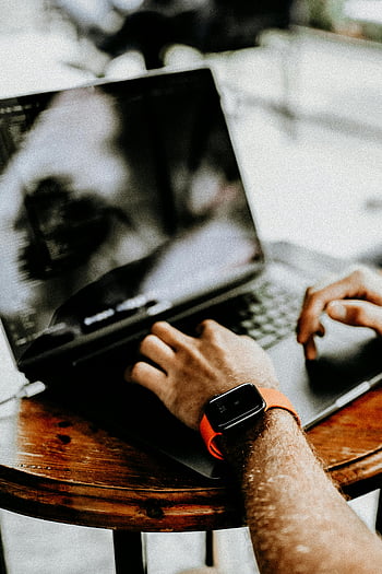 ラップトップを使用している人、 タイピングする手のクローズアップ、 現代の技術、 ノートパソコンのキーボード、 スマートウォッチ、 フォーカス画像、 ワークデスク、 デジタル作業、 プロの環境、 オフィス環境、 生産性ツール