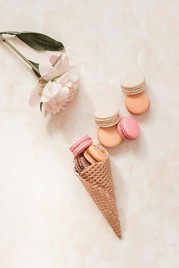 makaróny, Waffle Horn, stůl, květ, růžová pivoňka, Sladká kompozice, květinové kompozice, Jemné macarony, vafle kužel, Macarony v kuželu, růžový květ